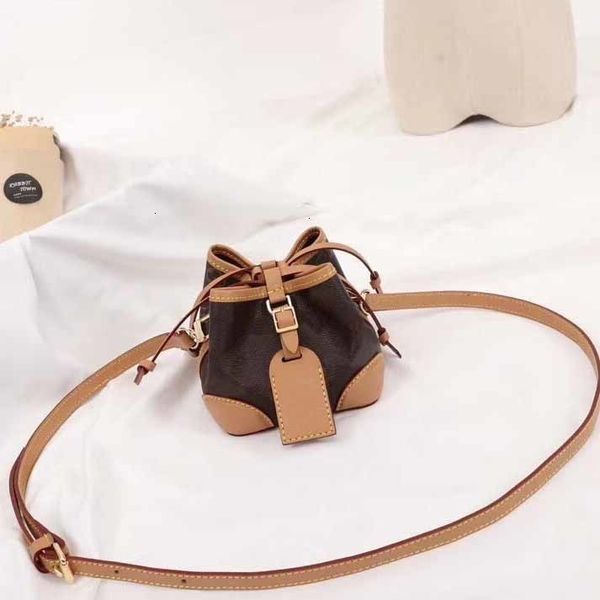 outlet2020 early spring all-match bucket bag classic print element hand pvc fashi
outlet2020 early spring all-match bucket bag classic print element hand pvc fashi