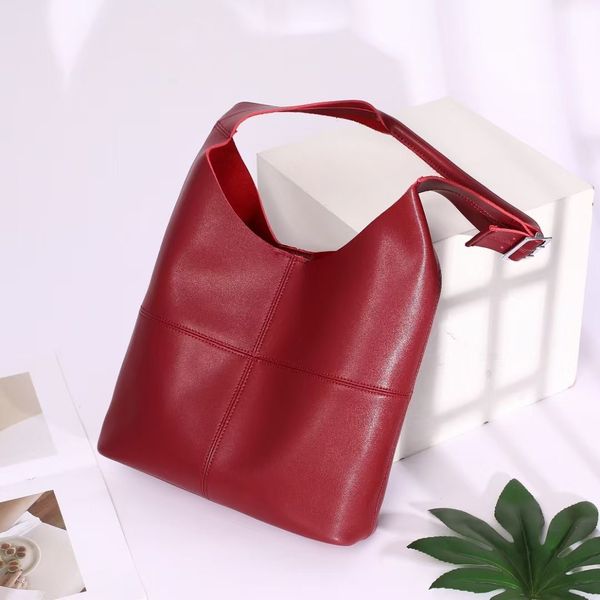 design hand japan and south korea new soft leather tote fashion simple commuting popular single shoulder underarm women's large capacit, Red;black
design hand japan and south korea new soft leather tote fashion simple commuting popular single shoulder underarm women's large capacit, Red;black