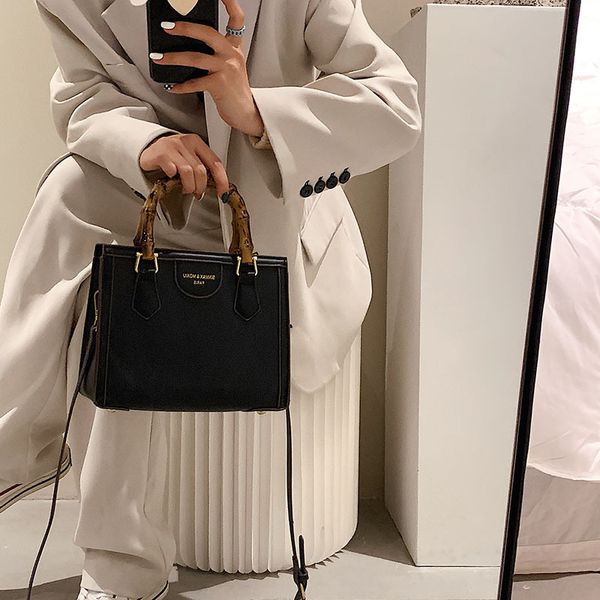 bag 2021 fashion women's bag large capacity versatile messenger single shoulder commuter portable tote
bag 2021 fashion women's bag large capacity versatile messenger single shoulder commuter portable tote