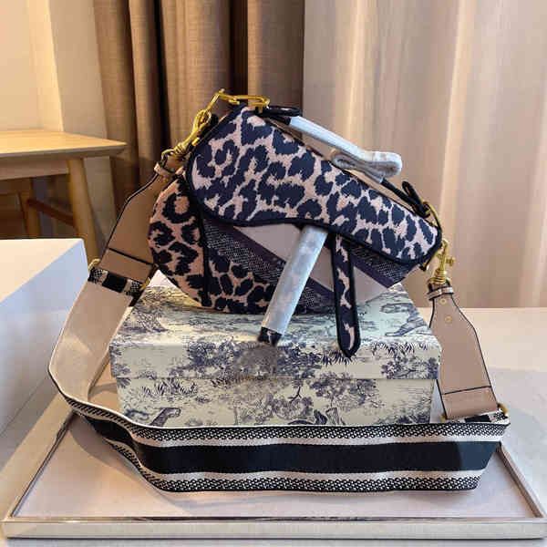2021 brand designer's shoulder bags ladies' temperament fashion luxury frosted embroidered leather portable saddle bag
2021 brand designer's shoulder bags ladies' temperament fashion luxury frosted embroidered leather portable saddle bag