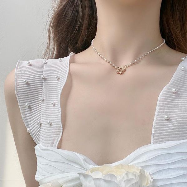 chokers fashion pearl clavicle necklace sweet simple ot buckle short flower pendant choker for women jewelry bohemian 2021, Golden;silver
chokers fashion pearl clavicle necklace sweet simple ot buckle short flower pendant choker for women jewelry bohemian 2021, Golden;silver