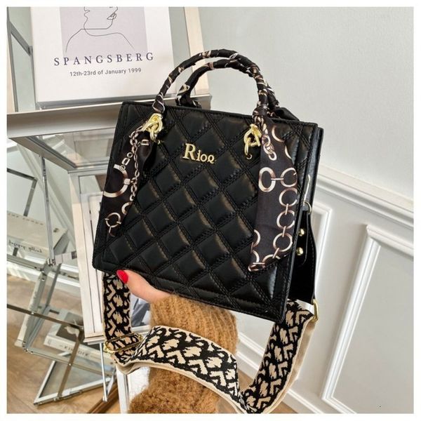 lingge 2021 net red one shoulder women's fashion messenger bag and handbag 
lingge 2021 net red one shoulder women's fashion messenger bag and handbag