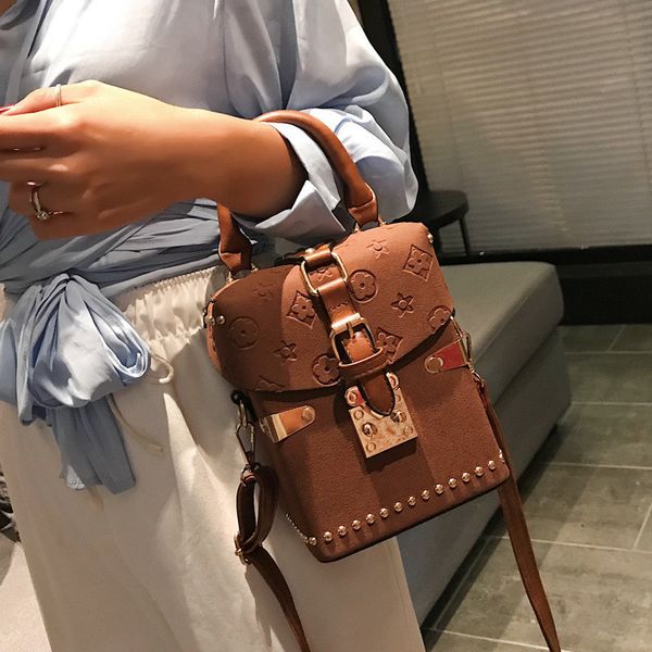 luxury design totes rivet handbags 2022 lvs purses women designer shoulder messenger bag box package square ladies hand bag purse
luxury design totes rivet handbags 2022 lvs purses women designer shoulder messenger bag box package square ladies hand bag purse