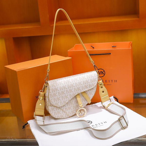 hong kong little mk2021 new fashion ins same saddle messenger bag, single shoulder bag, fashionable and versatile
hong kong little mk2021 new fashion ins same saddle messenger bag, single shoulder bag, fashionable and versatile