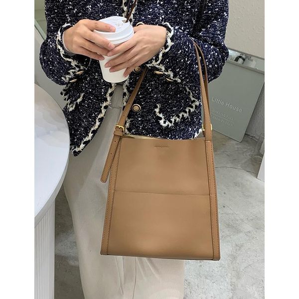 evening bags large-capacity leather shoulder tote bag korean style handbag solid color daily commute fashion
evening bags large-capacity leather shoulder tote bag korean style handbag solid color daily commute fashion