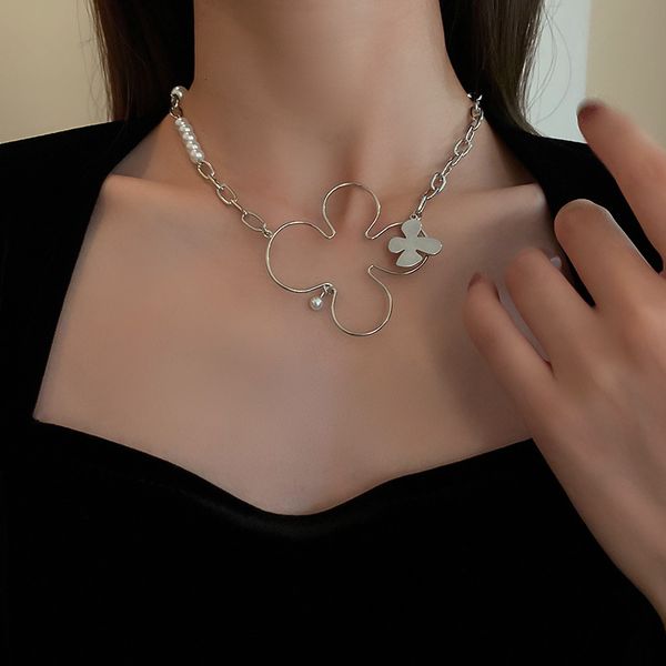 amulet pendants pearl hollow out flower necklace cool wind clavicle chain women's versatile sweet design short fashion neckchain, Golden;silver
amulet pendants pearl hollow out flower necklace cool wind clavicle chain women's versatile sweet design short fashion neckchain, Golden;silver