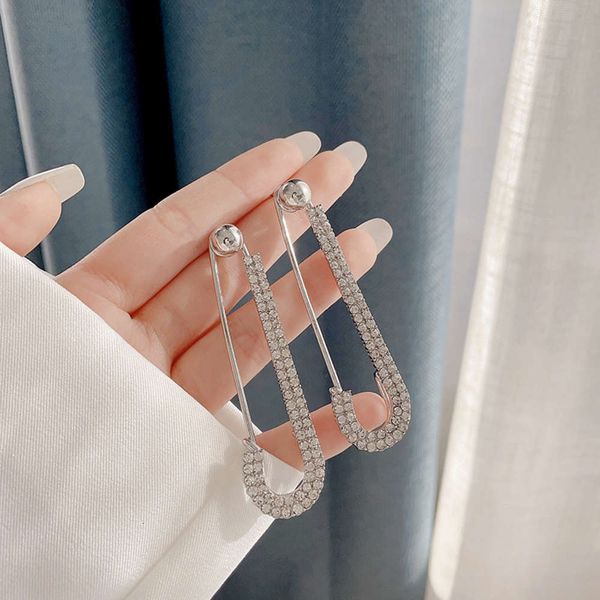 exaggerated 2021 new fashion personality design women's long temperament pin full diamond earrings, Black
exaggerated 2021 new fashion personality design women's long temperament pin full diamond earrings, Black