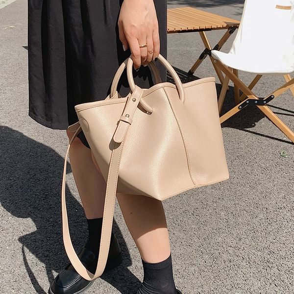 round handle solid color pu leather crossbody bags for beautiful women 2021 summer design female luxury shoulder handbags totes
round handle solid color pu leather crossbody bags for beautiful women 2021 summer design female luxury shoulder handbags totes