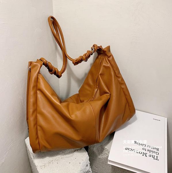 women's bags 2021 autumn / winter european and american retro wild large-capacity handbags simple fashion shoulder bag
women's bags 2021 autumn / winter european and american retro wild large-capacity handbags simple fashion shoulder bag
