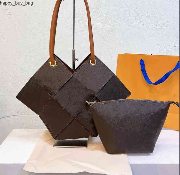 womens totes bags fashion lady bag embossed printing design high-end large capacity handbag pursesaddle bagd006
womens totes bags fashion lady bag embossed printing design high-end large capacity handbag pursesaddle bagd006