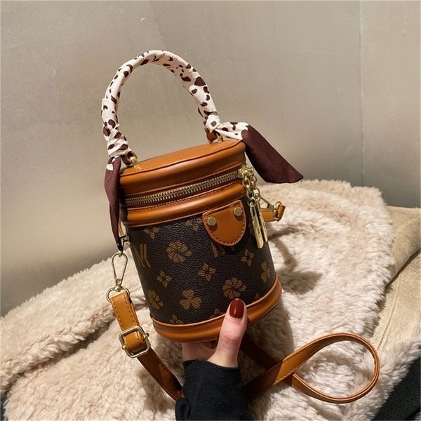 designer sale net red small female new fashion design sense portable bucket bag foreign style single shoulder messenger bag wholesale store
designer sale net red small female new fashion design sense portable bucket bag foreign style single shoulder messenger bag wholesale store