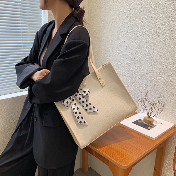 luxury design commuter bag women new fashion armpit tote bag shaped single shoulder large capacity portable women's purses
luxury design commuter bag women new fashion armpit tote bag shaped single shoulder large capacity portable women's purses
