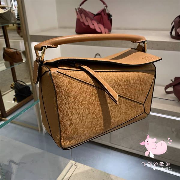 2021 luo yiwei women's bag
2021 luo yiwei women's bag