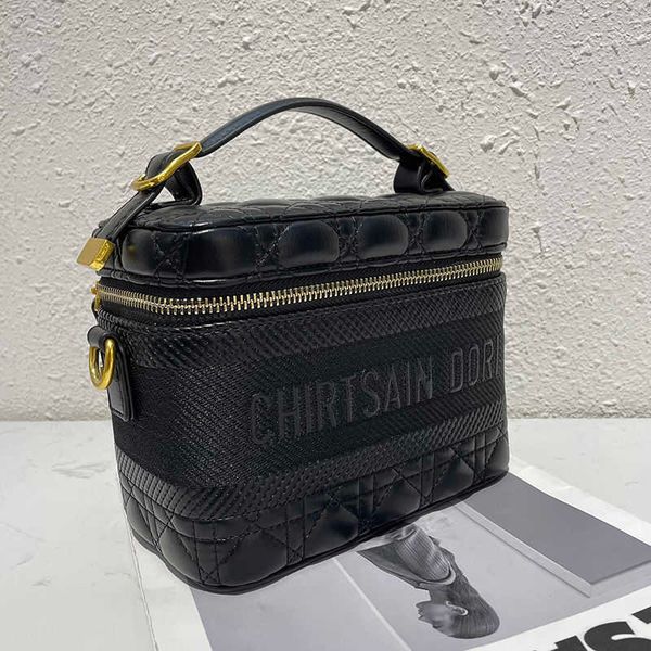 xiaoxiang mini cosmetic bag portable box silver single shoulder cross link chain golden ball pearl waist chest zly zly
xiaoxiang mini cosmetic bag portable box silver single shoulder cross link chain golden ball pearl waist chest zly zly