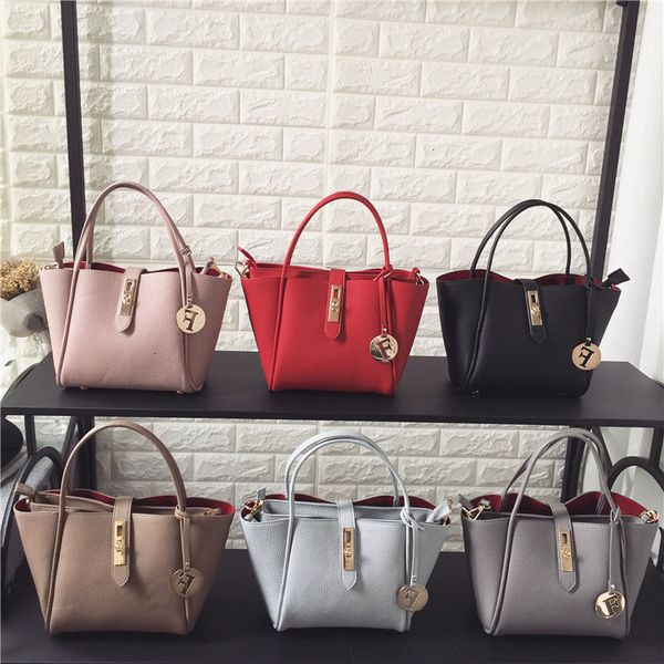2020 new personalized handbag leisure daughter and son litchi pu lady's one shoulder messenger bag
2020 new personalized handbag leisure daughter and son litchi pu lady's one shoulder messenger bag