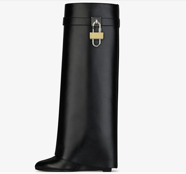 2021 shark lock knee boots leather silver and gold finish asymmetrical metal padlock clad wedge almond shaped toe heel height 9cm size35-42, Black
2021 shark lock knee boots leather silver and gold finish asymmetrical metal padlock clad wedge almond shaped toe heel height 9cm size35-42, Black