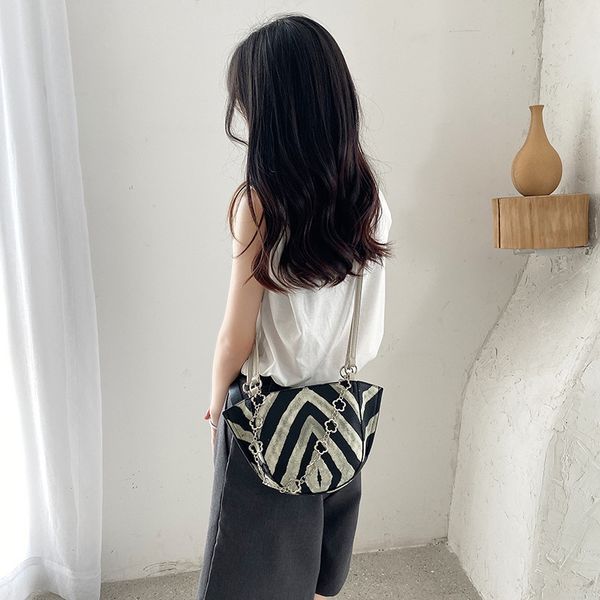 2021 zebra pattern women's bag advanced sense messenger niche design small chain single shoulder armpit
2021 zebra pattern women's bag advanced sense messenger niche design small chain single shoulder armpit