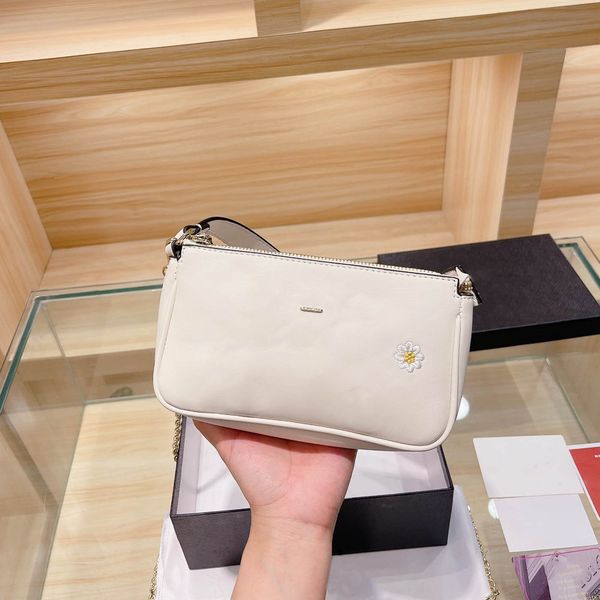 2021 trend embroidery design small and exquisite bag women's handbag messenger pack underarm bags
2021 trend embroidery design small and exquisite bag women's handbag messenger pack underarm bags