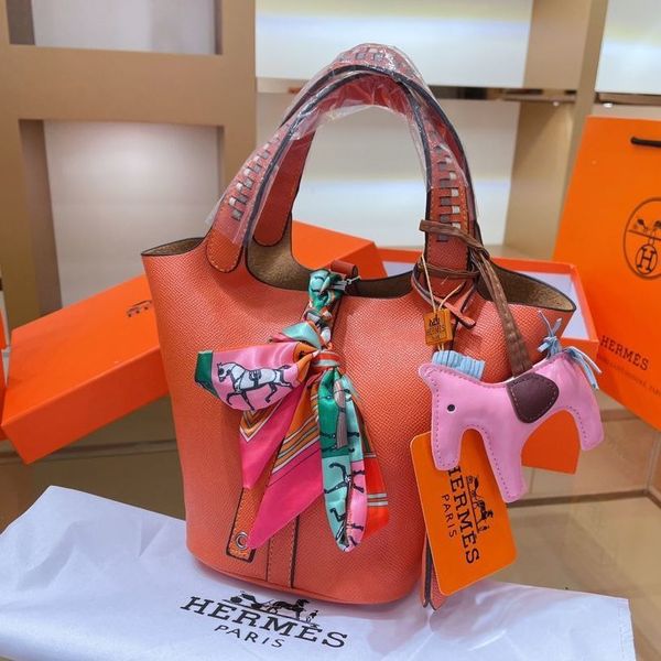 2021 new trend fashion casual basket children's bag silver buckle litchi grain leather portable bucket bag messenger handbag wallet ysj
2021 new trend fashion casual basket children's bag silver buckle litchi grain leather portable bucket bag messenger handbag wallet ysj