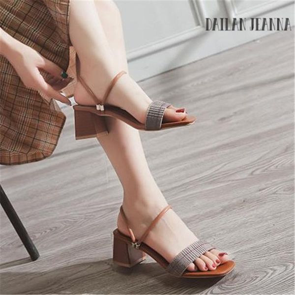 korean women's shoes version of gladiator sandals ms. mid-heel 2021 summer coarse-heeled minimalist retro two-wear, Black
korean women's shoes version of gladiator sandals ms. mid-heel 2021 summer coarse-heeled minimalist retro two-wear, Black