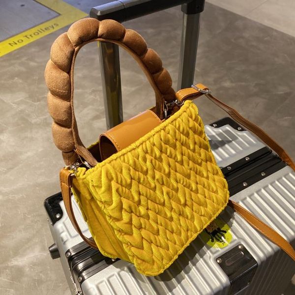 twisted corner bags personalized design fat handle velvet lattice one-shoulder messenger bag handbag
twisted corner bags personalized design fat handle velvet lattice one-shoulder messenger bag handbag