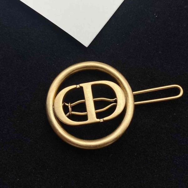 Barrettes Hairpin d Family 21 New Cd Letter Female Di Brass Net Red Recommends the Same Hairdressing, Golden;silver
Barrettes Hairpin d Family 21 New Cd Letter Female Di Brass Net Red Recommends the Same Hairdressing, Golden;silver