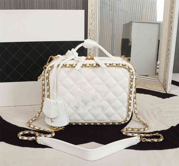 spring and summer ss bags mall vanity case cosmetic box packing beauty burst added a ring chain is more noble than hold fashion tas naisi
spring and summer ss bags mall vanity case cosmetic box packing beauty burst added a ring chain is more noble than hold fashion tas naisi