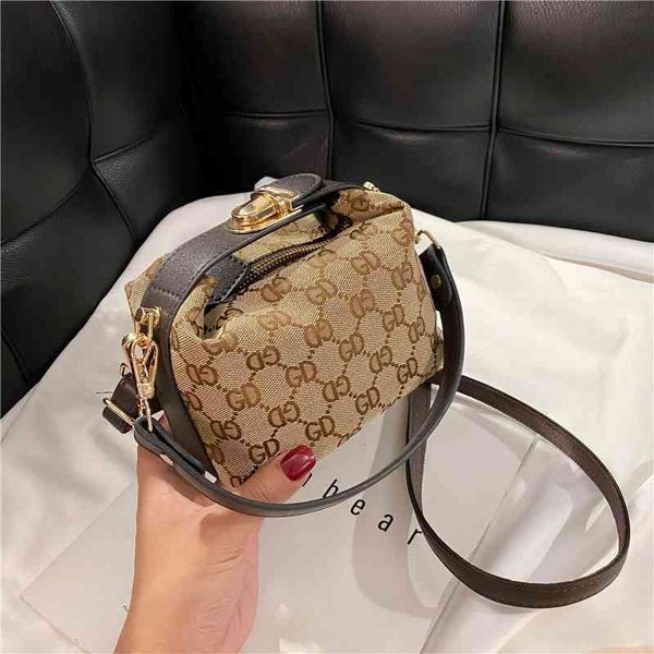 2022 latest handbag factory store on product presbyopia pillow portable lunch student slung one shoulder make-up female bags
2022 latest handbag factory store on product presbyopia pillow portable lunch student slung one shoulder make-up female bags