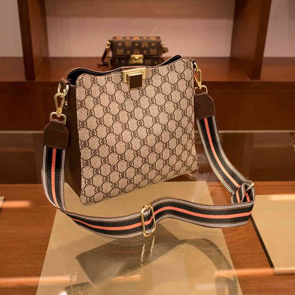 luxury handbags and storage women's 2021 new fashion large capacity bucket texture one shoulder hand versatile wide belt
luxury handbags and storage women's 2021 new fashion large capacity bucket texture one shoulder hand versatile wide belt