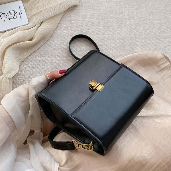 cross body simple style vintage leather crossbody bags for women 2021 lock luxury shoulder bag female travel handbags and purses
cross body simple style vintage leather crossbody bags for women 2021 lock luxury shoulder bag female travel handbags and purses