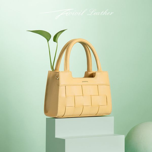 jiuwa 2021 summer new women's fashion woven hand high sense niche design messenger bag
jiuwa 2021 summer new women's fashion woven hand high sense niche design messenger bag