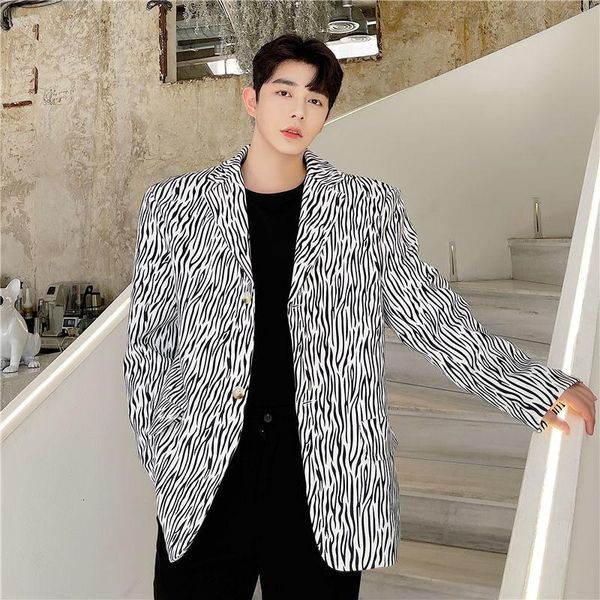 men's suits & blazers wear tide koean casual personality print suit coat 2021 autumn fashion loose simple long sleeve for male, White;black
men's suits & blazers wear tide koean casual personality print suit coat 2021 autumn fashion loose simple long sleeve for male, White;black