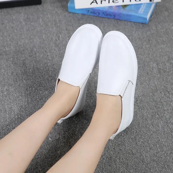 2021 designer running shoes for women black white fashion womens trainers slip-on outdoor sports sneakers size 35-40 15, White;red
2021 designer running shoes for women black white fashion womens trainers slip-on outdoor sports sneakers size 35-40 15, White;red