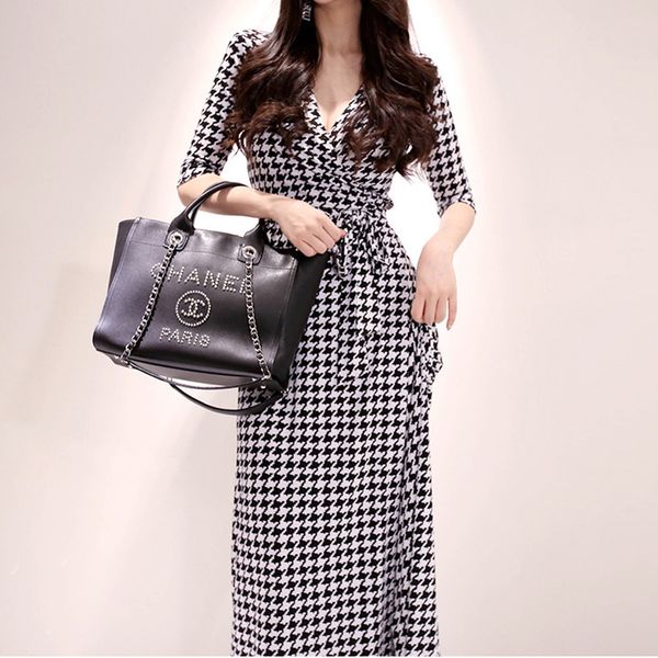 dress 2021 spring lace up south korean plaid deep v-neck waist down one piece wrap, White;black
dress 2021 spring lace up south korean plaid deep v-neck waist down one piece wrap, White;black