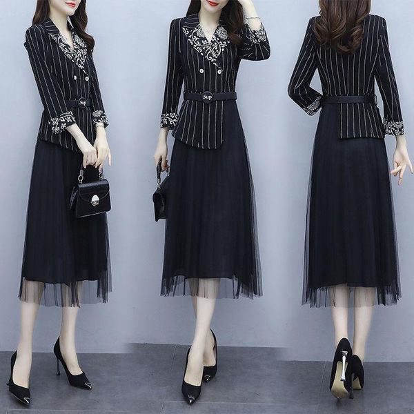 casual dresses plus size women's dress 2021 autumn slim suit collar with mesh stitching long skirt lady office, Black;gray
casual dresses plus size women's dress 2021 autumn slim suit collar with mesh stitching long skirt lady office, Black;gray