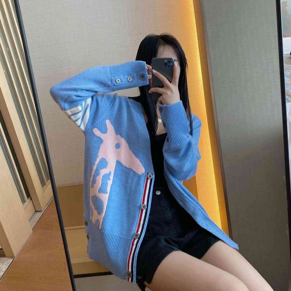 tb2021 autumn and winter new cartoon giraffe jacquard wool loose knit cardigan v-neck blue small coat fashion, White;black 
tb2021 autumn and winter new cartoon giraffe jacquard wool loose knit cardigan v-neck blue small coat fashion, White;black