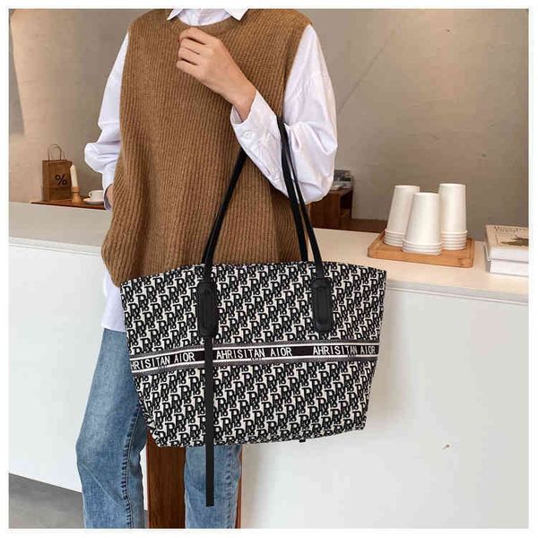 2022 latest models handbag wholesale simple high-capacity bag women's versatile canvas single shoulder red carrying extra large
2022 latest models handbag wholesale simple high-capacity bag women's versatile canvas single shoulder red carrying extra large