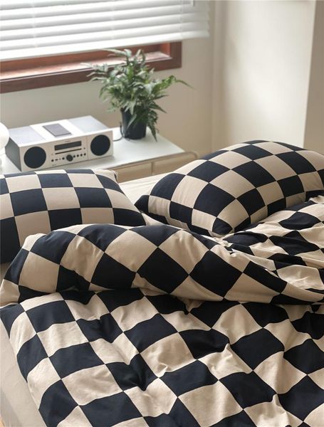 bedding sets simple retro plaid knitted cotton 4-piece set of pure checkerboard skin friendly quilt cover bed sheet pillow
bedding sets simple retro plaid knitted cotton 4-piece set of pure checkerboard skin friendly quilt cover bed sheet pillow