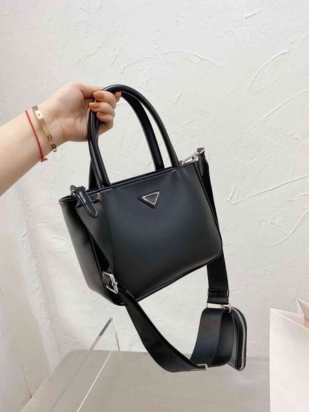 pujia foreign style cowhide hand-held single shoulder bag with small wallet and handsome triangle standard messenger
pujia foreign style cowhide hand-held single shoulder bag with small wallet and handsome triangle standard messenger