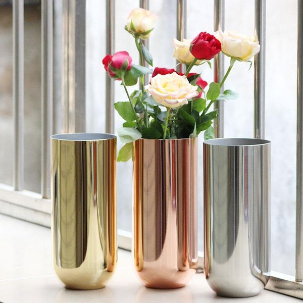 vases nordic flower round metal vase simple stainless steel gold-plated can be watering flowers 
vases nordic flower round metal vase simple stainless steel gold-plated can be watering flowers