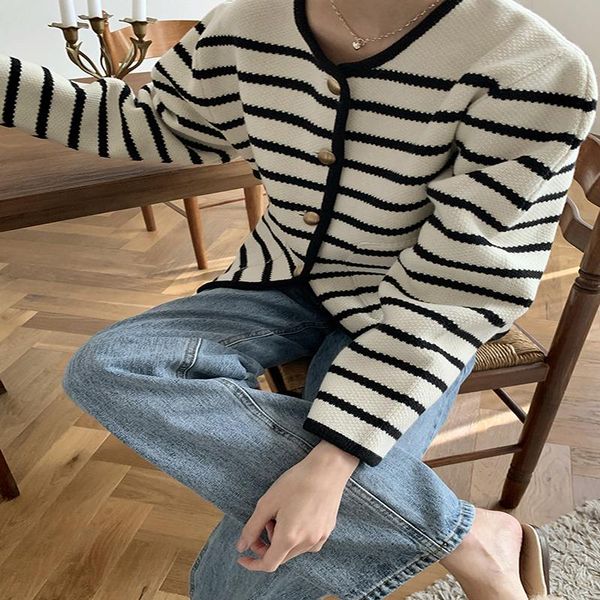 women's jackets 2021 temperament contrast color stripe design metal single-breasted loose long-sleeved knitted cardigan sweater women, Black;brown
women's jackets 2021 temperament contrast color stripe design metal single-breasted loose long-sleeved knitted cardigan sweater women, Black;brown