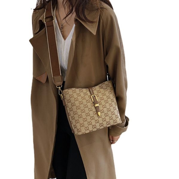 popular small bag female minority new fashion autumn and winter broadband messenger texture bucket bag outlets
popular small bag female minority new fashion autumn and winter broadband messenger texture bucket bag outlets