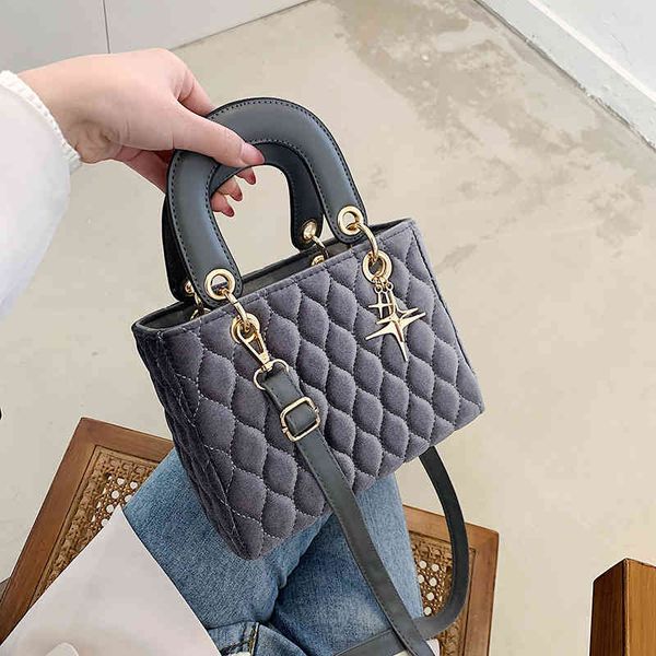 autumn and winter new handbag women's fashion versatile ins messenger bag velvet embroidered thread lingge chain bag bride diana bag
autumn and winter new handbag women's fashion versatile ins messenger bag velvet embroidered thread lingge chain bag bride diana bag