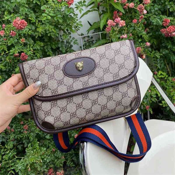 2022 factory outlet online star same women's bag head messenger single shoulder wide belt printed small square
2022 factory outlet online star same women's bag head messenger single shoulder wide belt printed small square