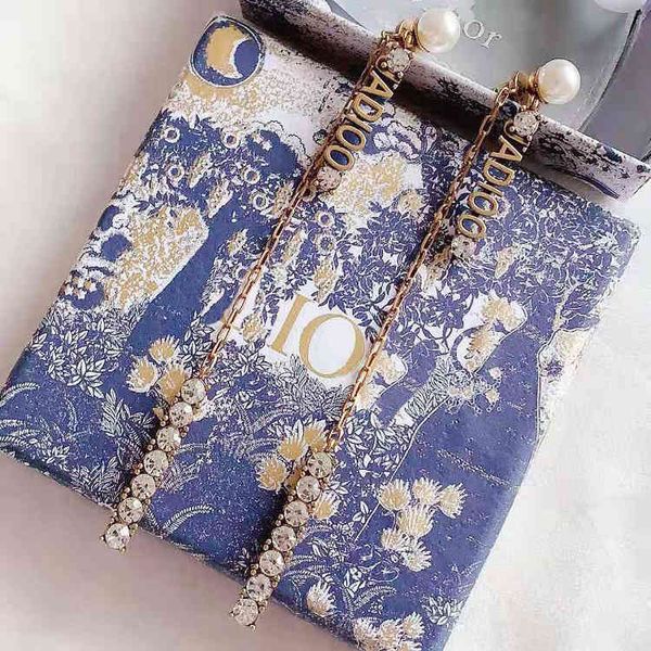 2021 new letter long pearl rhinestone fashion temperament earrings 925 silver needle earrings for women
2021 new letter long pearl rhinestone fashion temperament earrings 925 silver needle earrings for women