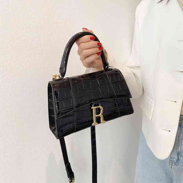 2022 factory wholesale new women's leisure one shoulder messenger bag black stone pattern small square bag a7wr
2022 factory wholesale new women's leisure one shoulder messenger bag black stone pattern small square bag a7wr