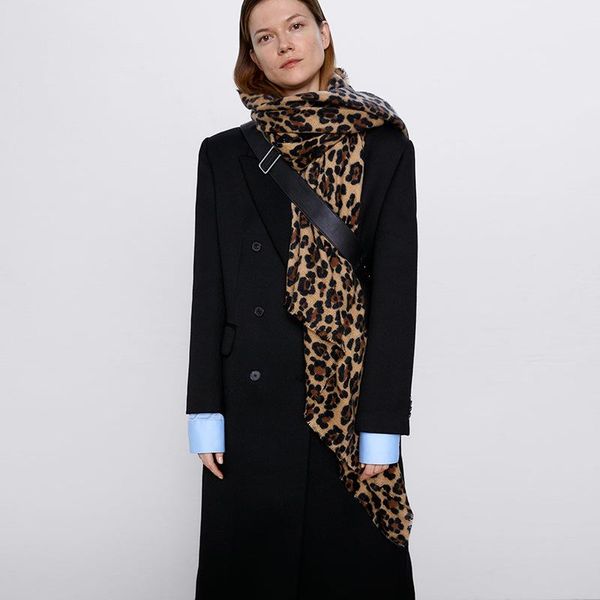 scarves classic leopard scarf female of z family inautumn and winter 2021,european style imitating cashmere warm shawl for ladies, Blue;gray
scarves classic leopard scarf female of z family inautumn and winter 2021,european style imitating cashmere warm shawl for ladies, Blue;gray