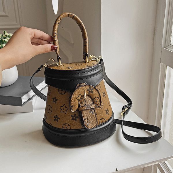 design s portable mini bag minority bucket women's autumn and winter new trend foreign style messenger bag
design s portable mini bag minority bucket women's autumn and winter new trend foreign style messenger bag