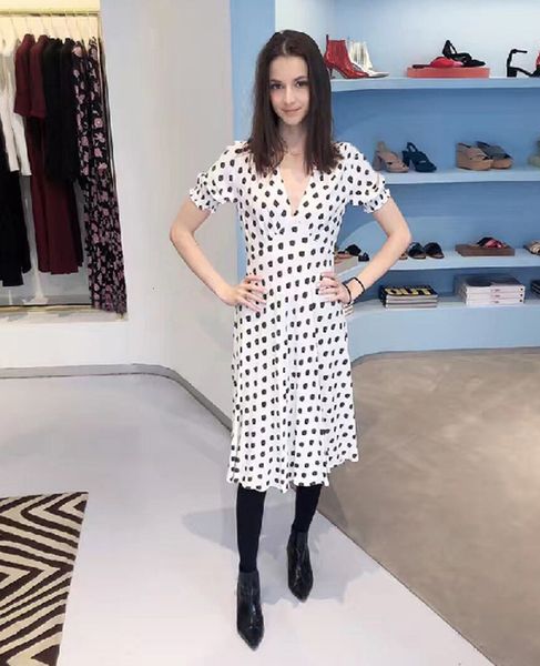 dress 2021 summer d family same fresh white floral print medium long short sleeve v-neck slim, White;black
dress 2021 summer d family same fresh white floral print medium long short sleeve v-neck slim, White;black