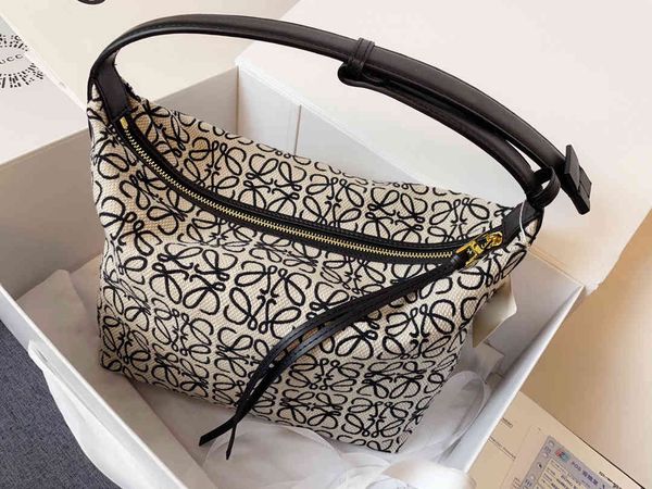 design hand 2021 new cubi old flower lunch box jacquard embroidery single shoulder bento cowhide canvas underarm bag, Red;black
design hand 2021 new cubi old flower lunch box jacquard embroidery single shoulder bento cowhide canvas underarm bag, Red;black